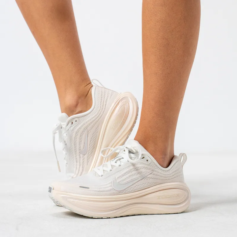 Nike W NIKE VOMERO PLUS ESS 